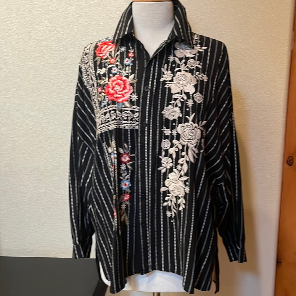 Savanna Jane black and white striped top. Size S-feels like a M.